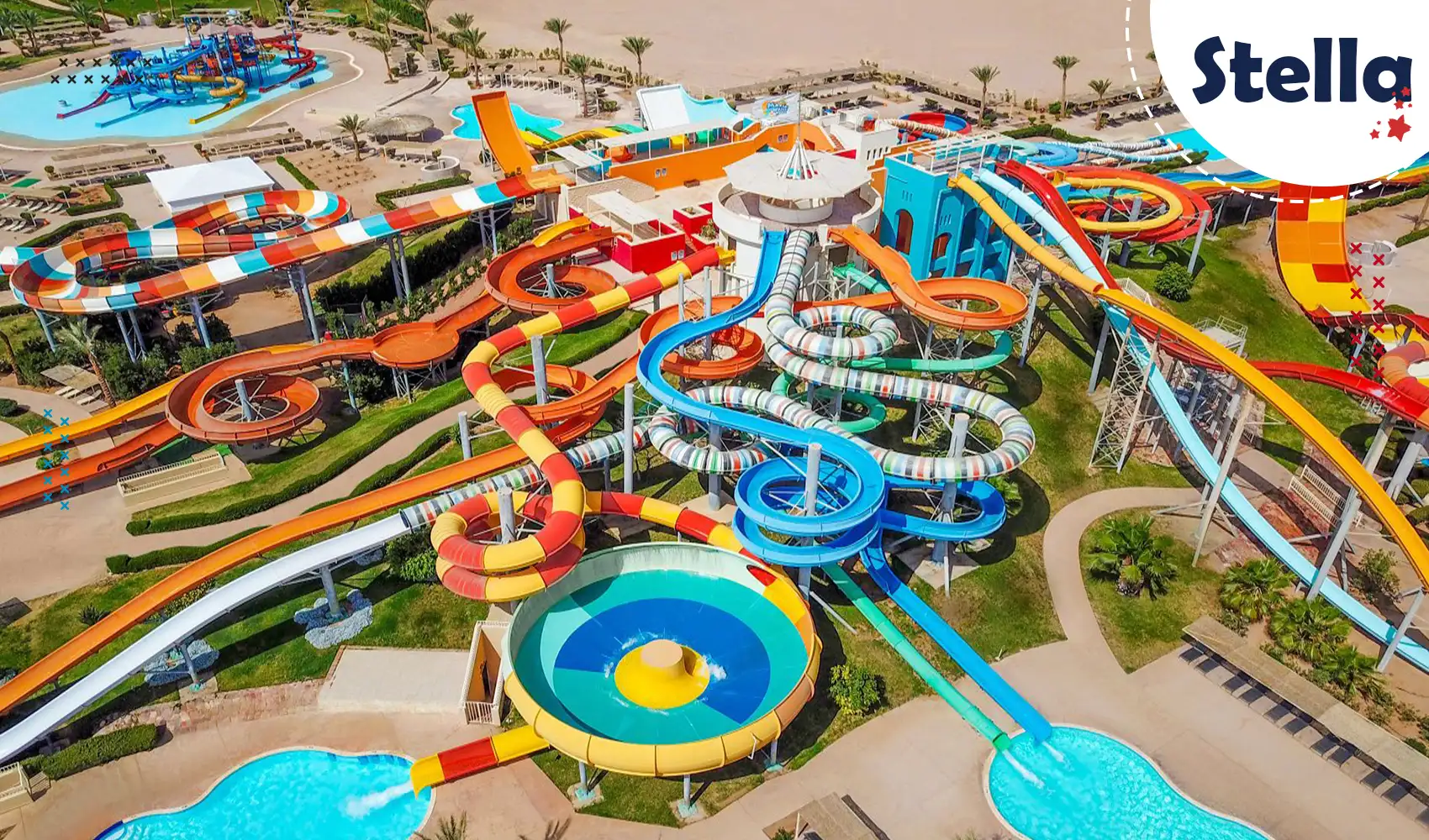 Spaß und Action für die ganze Familie im Makadi Water World Aqua Park – riesige Wasserrutschen und Abkühlung garantiert.